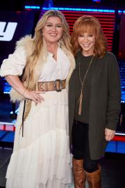 Kelly Clarkson Cries With Ex Brandon's Former Stepmom Reba on 'The Voice'