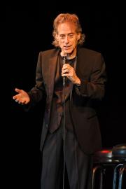 Richard Lewis Diagnosed With Parkinson’s Disease, Retires From Stand-Up