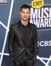 Taylor Lautner Reacts to Trolls Saying He Didn't 'Age Well': 'Just Be Nice'