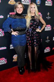 'We Don't Know Each Other': Kelly Clarkson Denies Carrie Underwood Feud