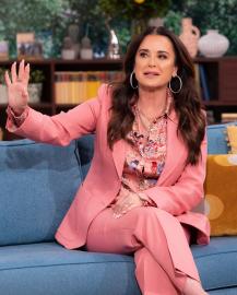 Kyle Richards Flips off Fan Following Mauricio Umansky Divorce Reports