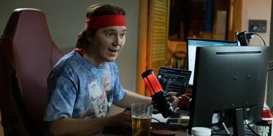 Paul Dano Has Us Rooting for the Underdog in 'Dumb Money' Movie