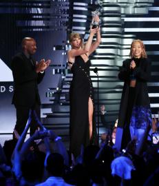 Taylor Swift Makes VMAs History With Video of the Year Win
