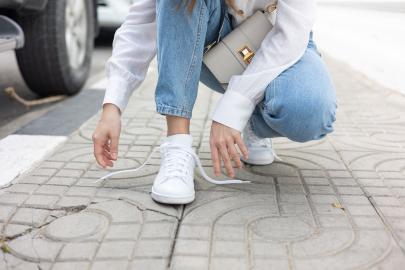 5 Trendy White Sneakers That Will Elevate Your Fall Outfits