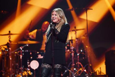 'My Bad!' Kelly Clarkson Laughs Off 'Boob'-Baring Wardrobe Malfunction