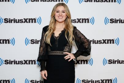 Kelly Clarkson Debuts Emotional New Song 'I Won't Give Up' After Divorce