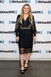 Kelly Clarkson Shows Off Weight Loss in Sheer, Lacy Black Dress
