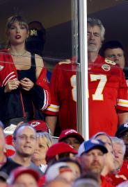 Taylor Swift All Smiles During Chat With Travis Kelce’s Dad at Chiefs Game