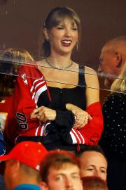 Taylor Swift Rocks Jacket From Commentator Erin Andrews' Line at Chiefs Game