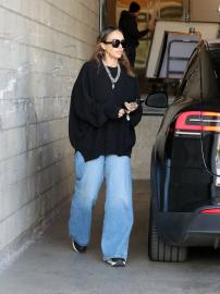 Jessica Alba’s Baggy Blue Jeans Are Our New Fall Shopping Inspo