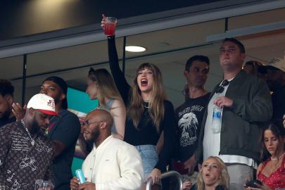 Welcome to NY! Taylor Cheers on Travis Kelce at Chiefs vs. Jets Game