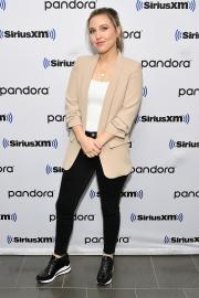 Who Is Taylor Tomlinson? 5 Things About the New CBS Late Night Host