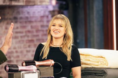 Kelly Clarkson Debuts Bangs While Showing Off Weight Loss on Talk Show