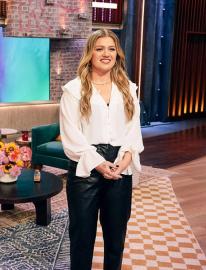 Kelly Clarkson Recalls Ripping Her Pants While Filming 'Since U Been Gone'