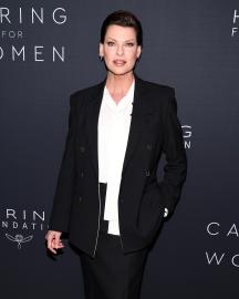 Linda Evangelista No Longer Blames Herself for Plastic Surgery Gone Wrong