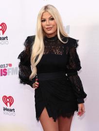Tori Spelling Kisses Mystery Man After Dean McDermott Split