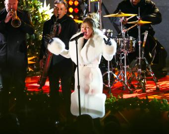 Kelly Clarkson Shows Off Amazing Weight Loss at Rockefeller Tree Lighting