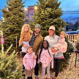 Thomas Rhett and Wife Lauren Have Ingenious Hack for Kids’ Holiday Photos