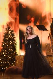 Kelly Clarkson Shows Off Weight Loss in Christmas at the Opry Performance