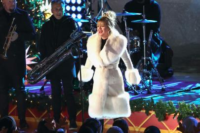 Kelly Clarkson's Latest Look Inspired Us to Find a White Faux-Fur Coat