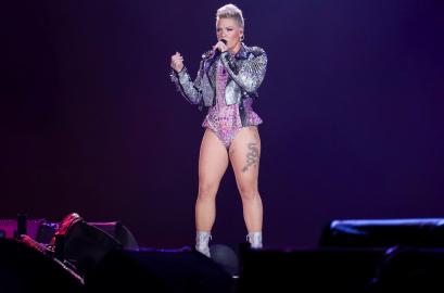 Pink Sings While Lighting Family's Menorah on 1st Night of Hanukkah