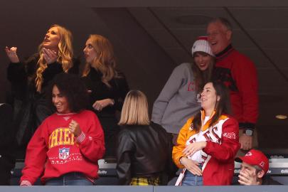 Taylor Swift’s Dad Joins Her to Cheer On Travis Kelce at Chiefs Game