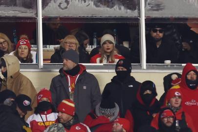 Taylor Swift Bonds With Travis Kelce's Mom Donna at Wild Card Game