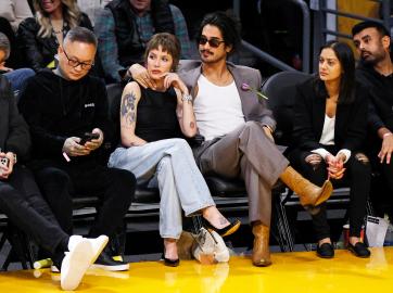 Halsey and Avan Jogia Are Courtside Cuties at Los Angeles Lakers Game