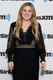 Kelly Clarkson Acknowledges Weight Loss, Shares Insight Into Her Routine