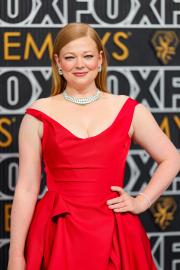 Sarah Snook Dedicates Emmy Win to Baby Daughter