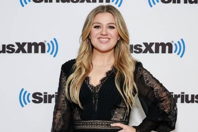 Recreate Kelly Clarkson's Phenomenal Off-White Turtleneck Look for Less