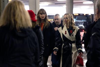 Taylor Swift Brings Back Curly Hair for Travis' AFC Championship Game