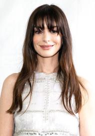 Anne Hathaway Brings Back Her Bangs at 2024 Independent Spirit Awards