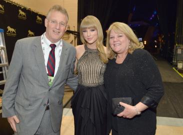 Taylor Swift’s Parents Attend Travis' Chiefs Game! Meet Her Mom and Dad