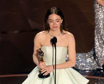 Best Actress Winner Emma Stone Thanks Daughter While Winning Oscar