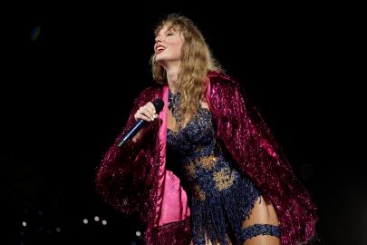 Taylor Swift Jokes About Her Curly Hair Returning in Singapore