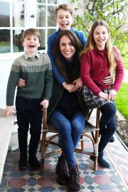 Did Kate Middleton Take Off Her Wedding Ring in New Mother's Day Photo?