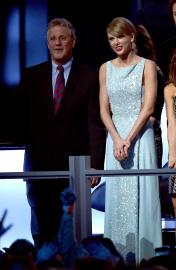 Taylor Swift's Dad Scott Not Charged After Alleged Paparazzi Incident