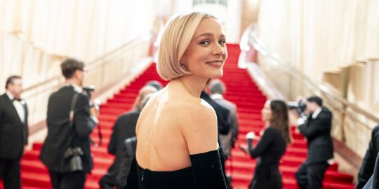 Carey Mulligan Wears This Daily Essential Sunscreen 'Even When It's Cloudy'