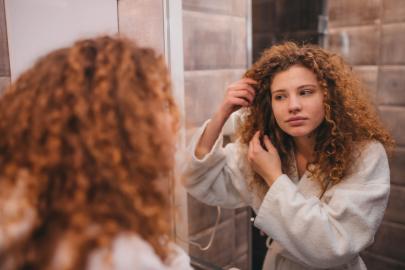 This Viral Dry Shampoo Powder Absorbs Oil When You’re on the Go