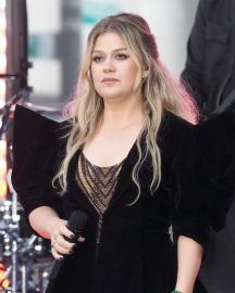 Kelly Clarkson Cries About Being Hospitalized During Both Pregnancies