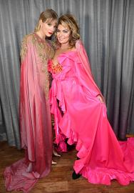 Shania Twain Applauds Taylor Swift for Being a ‘Fabulous Example’