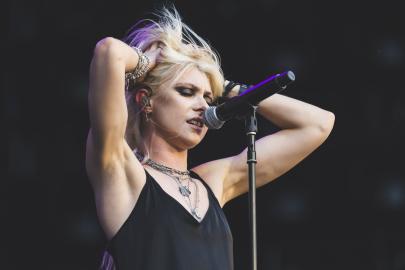 The Pretty Reckless Singer Taylor Momsen Bitten by Bat Onstage
