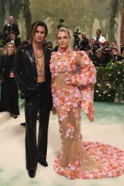 Kelsea Ballerini, Chase Stokes Make Met Gala Debut on 2024 Red Carpet
