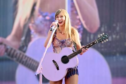 aylor Swift Celebrates End of European Leg With Massive ‘Eras Tour’ Cake