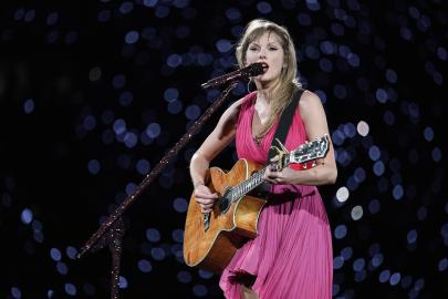 Taylor Swift Sings 'I Did Something Bad,' Doesn't Announce 'Reputation'