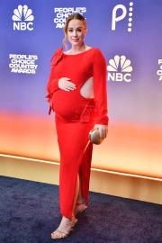 Pregnant Whitney Leavitt Heats Up People’s Choice Country Awards, Show Bump