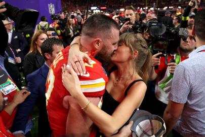 Taylor Swift Plants a Sweet Smooch on Travis Kelce After Chiefs Win