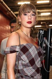 Fazit Beauty Co-Founder Sobs as Taylor Swift Wears Her Glitter Freckles