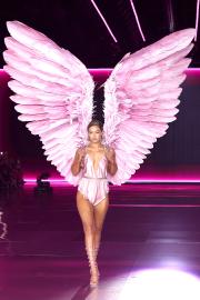 Gigi Hadid Slays the Victoria’s Secret Fashion Show 2024 Runway